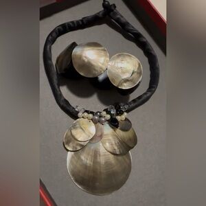 Elegant Shell Pendant Necklace and bracelet